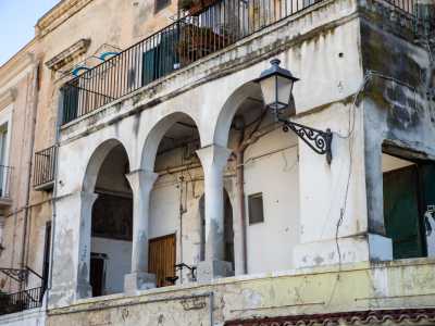 Poco prima per� ci sorprende sulla destra una palazzina che reca al centro tre arcate che vanno a formare un piccolo loggiato